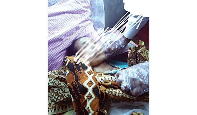 GANTUNG DIRI— Korban Desmawati saat pemeriksaan usai ditemukan tewas tergantung di dalam kamar tidurnya.