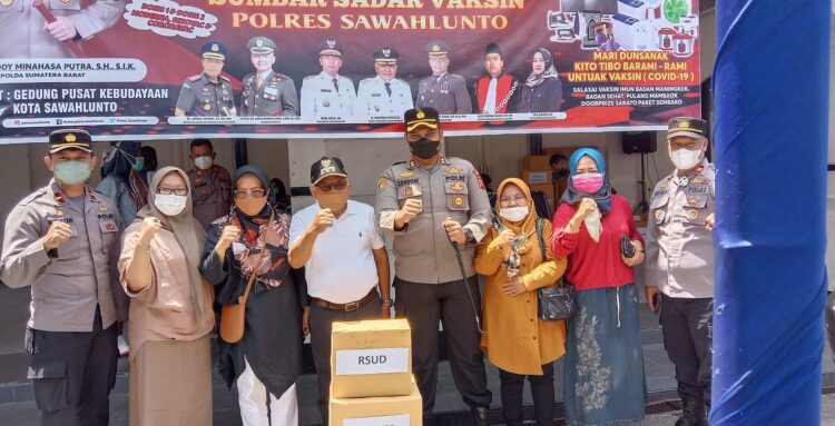 FOTO BERSAMA— Kapolres Sawahlunto AKBP Ricardo Condrat Yusuf SIK SH MH, Wawako Zoirin Sayuti, Anggota DPRD  Neldaswenty, Kadis Yasril, Kadis Heni Purwaningsih, Kabag Humas Pemko Sawahlunto Wizha Andrita, Kabag Umum Pemko Sawahlunto Sardiana usai membacakan pemenang door prize bagi warga yang mengikuti Gebyar Sumdarsin Polres Sawahlunto.