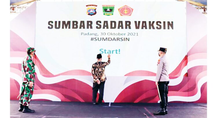 SUMDARSIN DILUNCURKAN— Gubernur Sumbar, Mahyeldi Ansharullah meluncurkan Gebyar Sumdarsin bersama Kapolda Sumbar, Irjen Pol Teddy Minahasa, dan Danrem 032/WBr, Brigjen TNI Arief Gajah Mada, di GOR Agus Salim Padang, Sabtu (30/10).