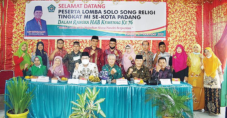 PEMBUKAAN LOMBA — Kamenag diwakili oleh Hendri Yazid yang juga Ketua  HAB ke-76, saat pembukaan Solo Song dan Tahfidz Terjemah antar MI se-Kota Padang, Sabtu (27/11).