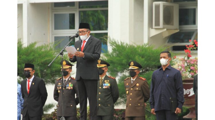 BACAKAN AMANAT MENTERI— Bupati Eka Putra bacakan amanat Menteri Sosial saat upacara peringatan Hari Pahlawan.