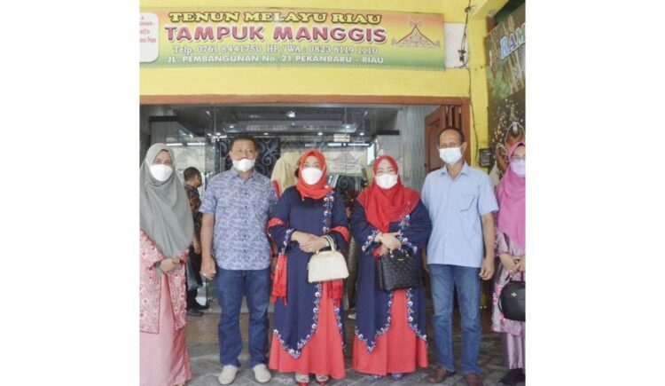 Hari Perdana Temu Bisnis UMKM Riau, Dekranasda Kunjungi Rumah Singgah Tuan Kadi 1 TEMU BISNIS— Dekranasda melakukan rangkaian kegiatan Temu Bisnis UMKM Provinsi Sumbar di Kota Pekanbaru, Riau.