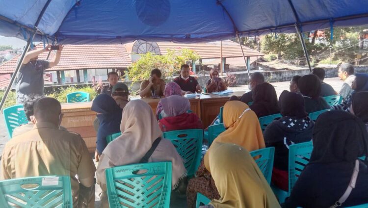Setelah rapat kordinasi (Rakor) dengan SKPD terkait, Pemko Bukittinggi melalui Dinas Koperasi UKM dan Perdagangan, langsung menggelar pertemuan dengan pedagang korban kebakaran Pasar Aur Tajungkang, Selasa (16/11).