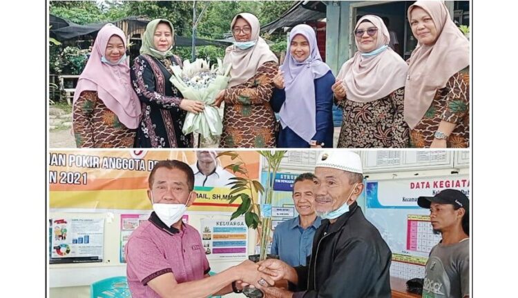 Dua Dewan anggota DPRD Bukittinggi Serentak Serahkan Pokir Tanaman 1 SERENTAK--Dua anggota DPRD Bukittinggi Hj Noni dan Abd Rahman serentak menyerahkan Pokir Bibit Tanaman di Pintu Kabun.