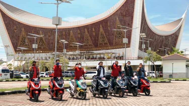 Peduli UMKM Bersama HPCI Padang, Hayati Pratama Mandiri Gelar PCX Luxurious Ride 1 PEDULI UMKM— Komunitas Honda PCX Club Indonesia (HPCI) Padang berfoto bersama usai melakukan menyerahkan bantuan pendanaan ke PLUT-KUMKM untuk nanti disalurkan kepada UKM yag terdampak di masa pandemi ini, Minggu (20/11).