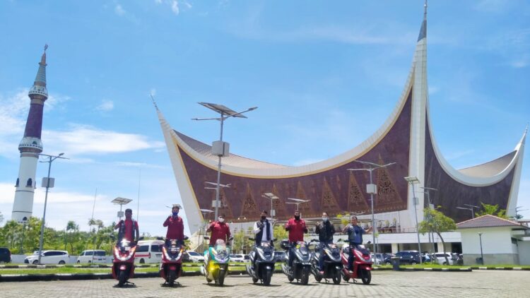 HONDA PCX-Peserta Honda PCX Luxurious Ride yang diselenggarakan PT Menara Agung saat berada di Masjid Raya Sumbar.