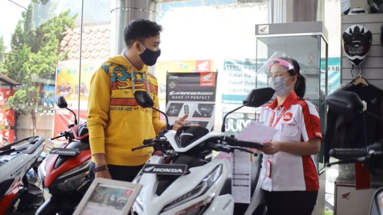LAYANI KONSUMEN-Sales PT Menara Agung melayani konsumen yang datang untuk melakukan pembelian Honda Vario 150.