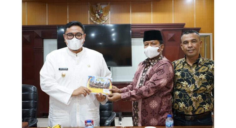 Jelang pelantikan dan pengukuhan kepengurusan November mendatang, Ikatan Kelurga Tanah Datar (IKTD) Kota Dumai silaturrahmi dengan Pemerintah Daerah Tanah Datar. Silaturrahmi sekaligus menyampaikan maksud dan rencana perhelatan dengan berbagai kegiatan, Jumat (29/10) di Aula Eksekutif Kantor Bupati Tanah Datar.