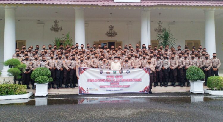 FOTO BERSAMA— Gubernur Sumbar Mahyeldi usai acara foto bersama dengan para siswa Seba dan para pewira.