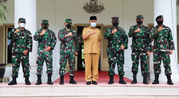Ciptakan Kondisifitas Daerah, Gubernur dan Danlantamal II Bangun Sinergitas 1 FOTO BERSAMA— Gubernur Sumbar Mahyeldi, Danlanatamal II Endra Sulistiyono dan pejabat utama (PJU) Lantamal II foto bersama usai pertemuan, Senin (8/11).