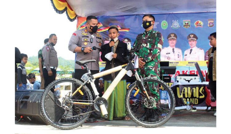 DAPAT HADIAH— Masyarakat yang ikut vaksin mendapat hadiah undian sepeda gunung yang diserahkan langsung oleh Kapolres Sijunjung dan Dandim 0310/SS pada kegiatan Sumdarsin, Sabtu (30/10).