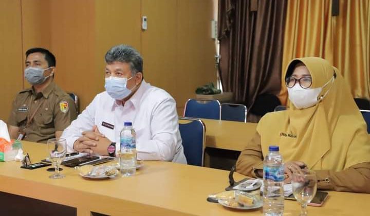 Ekonomi Akibat Dampak Covid 19, Peluang Digitalisasi Terobosan untuk Pemulihan Ekonomi di Kota Solok 1 Wali Kota Zul Elfian mengikuti vidcon dalam melahirkan berbagai langkah untuk pemulihan ekonomi dengan BI.