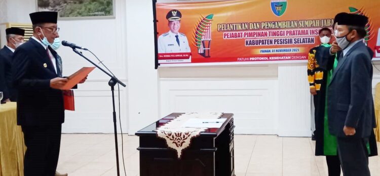 upati Pesisir Selatan, Rusma Yul Anwar melantik Rusdiyanto, SH, M.Hum sebagai Inspektur Kabupaten Pesisir Selatan di pendopo rumah dinas bupati setempat, Senin (1/11).