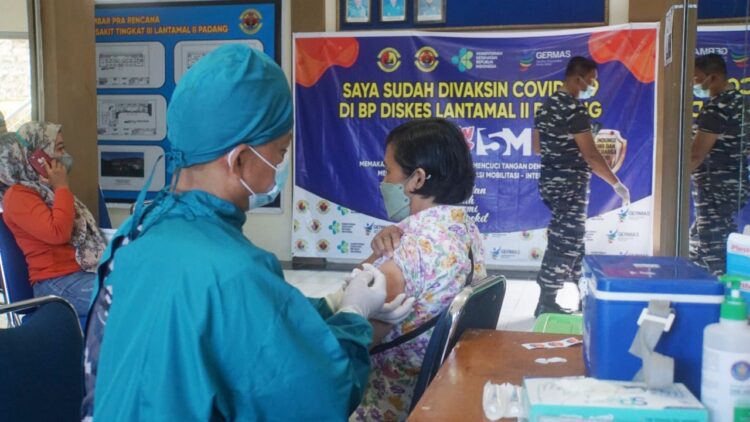 LAYANAN— Tim Nakes Lantamal II Padang saat melayani masyarakat yang akan disuntik vaksin.