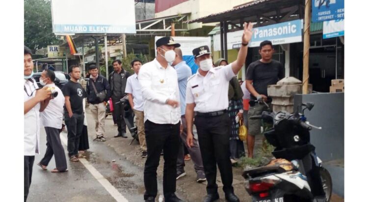 Bupati Benny Dwifa Tinjau Korban Kebakaran 1 KORBAN KEBAKARAN— Bupati Sijunjung Benny Dwifa Yuswir bersama Wabup lrradatillah melihat korban kebakaran di Nagari Muaro Sijunjung.