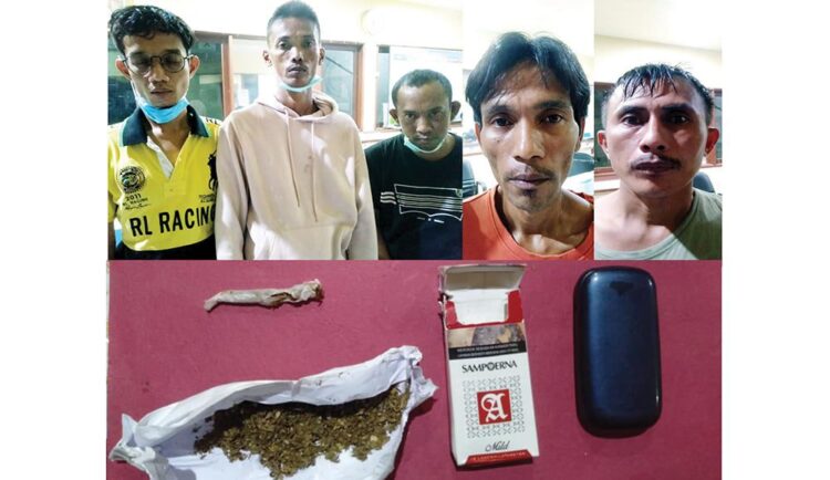 PESTA NARKOBA-Tim Rajawali Satresnarkoba Polresta Padang menangkap lima pengedar dan pemakai narkoba di sebuah rumah Jalan Pasir Purus Atas, Kelurahan Rimbo Kaluang.