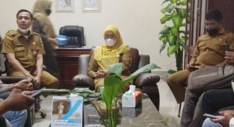 JUMPA PERS— Kepala Dinas Kebudayaan Sumbar, Gemala Ranti bersama Kabid Kesenian dan Diplomasi Kebudayaan, Ilfitra, Kasi Diplomasi Budaya, Vivieri Yudi menggelar jumpa pers dengan awak media, Selasa (9/11) di Kantor Dinas Kebudayaan Sumbar.