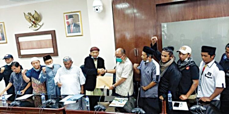 DATANGI DPRD— Sejumlah ormas dan tokoh Sumbar mendatangi Kantor DPRD Sumbar untuk menyampaikan aspirasi.