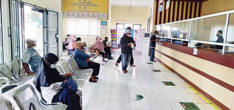 Samsat Lubuk Basung Diserbu Warga, Hapuskan Denda Kendaran Bermotor 1 MENUNGGU—Wajib pajak menunggu antrian.