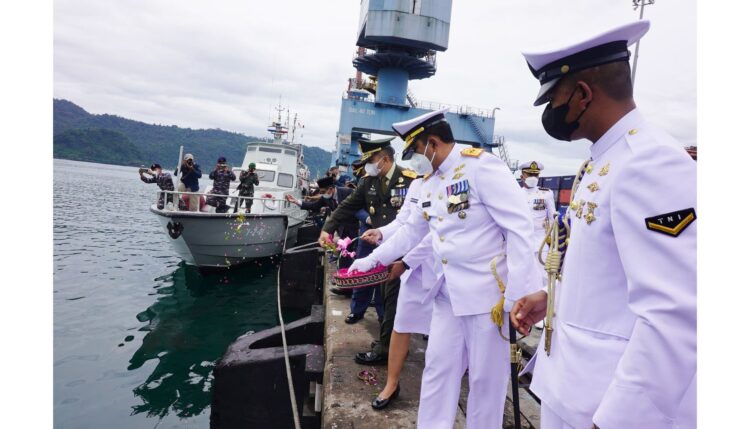 TABUR BUNGA— Danlantamal II Laksamana Pertama TNI Endra Sulistiyono.S.E.,M.M melakukan tabur bunga di dermaga Telukbayur.