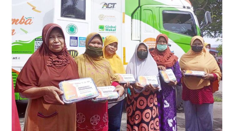 Melalui Armada Kemanusian Humanity Food Truck, Aksi Cepat Tanggap (ACT) Sumbar membagikan 1.000 porsi makanan siap saji secara gratis untuk warga pra sejahtera, Jumat (12/11), di Purus III Tepi Pantai, Padang Barat.