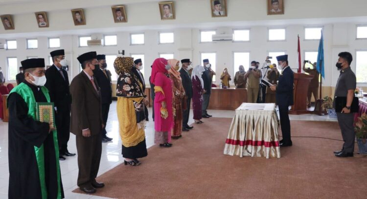 MELANTIK--Bupati Lima Puluh Kota Safaruddin, Dt.Bandaro Rajo, S.H  melantik dan pengambilan sumpah jabatan sejumlah pejabat yang dimutasi.