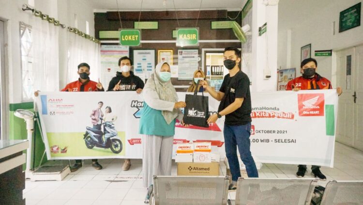 Rombongan Honda BeAT Day 2021 menyerahkan bantuan kepada para petugas kesehatan di Puskesmas Alai beberapa waktu yang lalu.