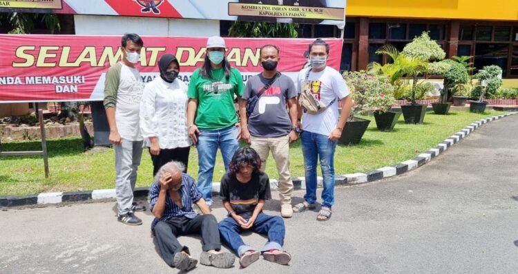 CABUL— Empat pelaku pencabulan terhadap kakak beradik ditangkap jajaran Satreskrim Polresta Padang. Mereka terdiri dari kakek, paman, kakak dan tetangga korban.