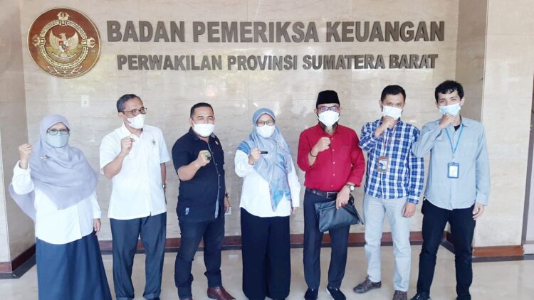 FOTO BERSAMA—Kepala BPK RI Sumbar Yusnadewi, SE, MSi, AK, CA, CSFA  foto  bersama dengan  Tim Visitasi Komisi Informasi Sumbar (KISB), Rabu (17/11).