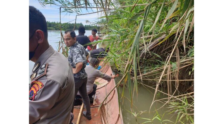 EVAKUASI— Polisi bersama warga mengevakuasi mayat Mr X yang mengambang di Sungai Batang Pasaman,  Nagari Sasak, Kabupaten Pasbar.