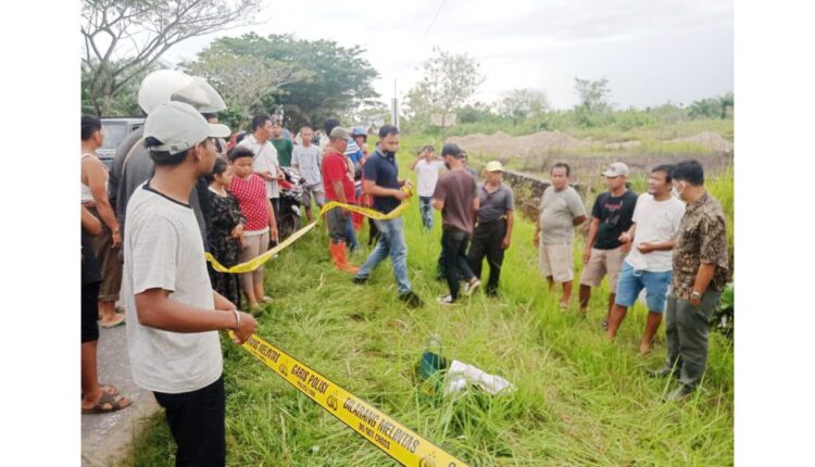 POLICE LINE— Anggota Polsek Batang Anai memasang Police Line dilokasi penemuan mayat bayi di pinggir jalan Korong Olo Bangau Nagari Kataping Kecamatan Batang Anai, Jumat (19/11) sekitar pukul 16.00 WIB.