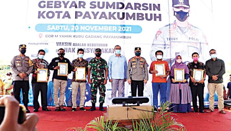 SUMDARSIN— Kapolda Sumbar Irjen Pol Teddy Minahasa Putra bersama Wali Kota H Riza Falepi dan Forkopimda serta penerima piagam penghargaan dalam kegiatan Sumdarsin ke-4 di Kota Payakumbuh.