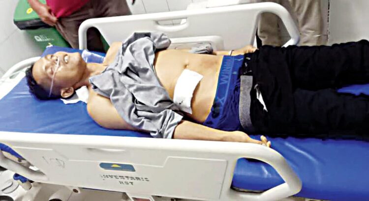 Hiraukan Permintaan Musik Disetop karena Larut Malam di Kecamatan Lubuk Begalung, Penyelenggara Pesta Tewas Ditikam Tetangga, 2 Orang Melerai Dibacok 1 DITIKAM TETANGGA— Pemilik pesta berinisial EN (28) tewas ditikam tetangganya yang marah karena musik orgen tunggal sampai larut malam. Selain itu, dua rekannya dibacok karena melerai.