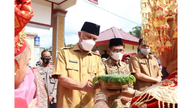 SAMBUT—Gubernur Sumatera Barat Mahyeldi disambut dengan siriah dalam carano.