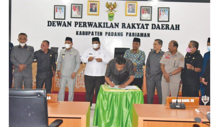Optimalkan Penggunaan Anggaran, Semua Fraksi di DPRD Kabupaten Padangpariaman Setujui RAPBD Tahun 2022 1 KETUA DPRD Padangpariaman Arwinsyah tandatnagani berkas persetujuan.