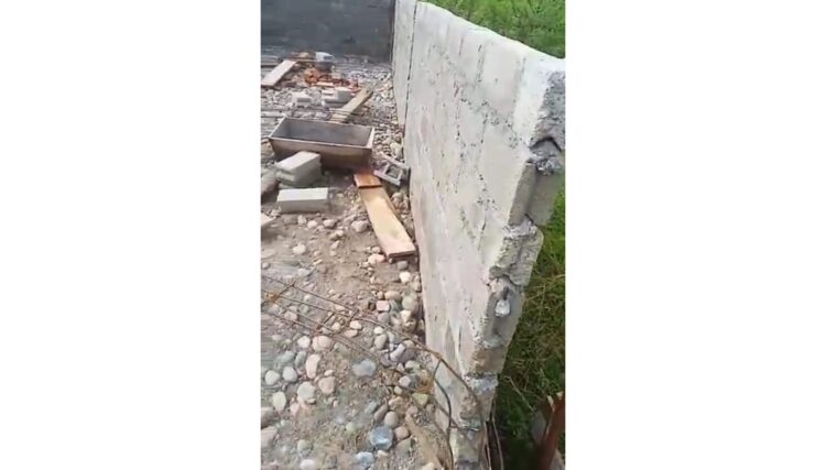 Gobah Makam Maharajo Gedang di Kampung Hulu, Pancung Soal, Cagar Budaya Nasional Dirusak OTK 1 DIRUSAK— Kawat begol bangunan gobah makam Maharajo Gedang di Kampung Hulu, Pancul Soal, Kabupaten Pessel yang bengkok dirusak OTK.