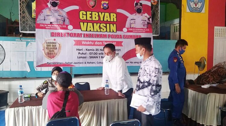 Kapolda Sumbar Irjen Pol Teddy Minahasa memintak seluruh jajaranya baik di tingkat Polda, Polres hingga Polsek agar terus mengenjot pencapaian vaksinasi Covid - 19 di wilayah masing - masing. Bukan itu saja, Kapolda Sumbar juga memintak seluruh anggota Polda Sumbar turun ke kampung halaman, nagari - nagari dalam mendukung prosentase percepatan pencapaian vaksinasi.