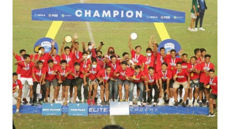 Para pemain Bali United U-18 merayakan gelar juara setelah mengalahkan Persib Bandung U-18 dengan skor 2-0 pada babak final di Stadion Si Jalak Harupat, Soreang, Bandung.