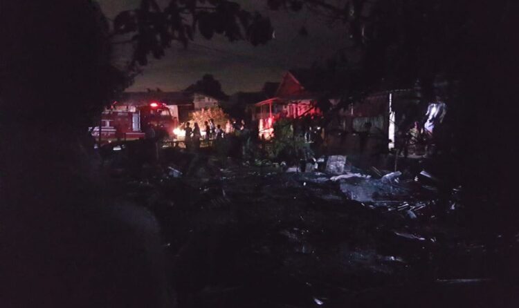 Gegara Bola Lampu Meledak, Rumah Semi Permanen Ludes Terbakar di Kota Padang 1 KEBAKARAN— Satu unit rumah semi permanen di Kelurahan Pampangan Nan XX, Kecamatan Lubuk Begalung ludes terbakar, Kamis (25/11) malam. Polisi menduga kebakaran terjadi akibat percikan api dari bola lampu yang pecah saat akan dipasang.