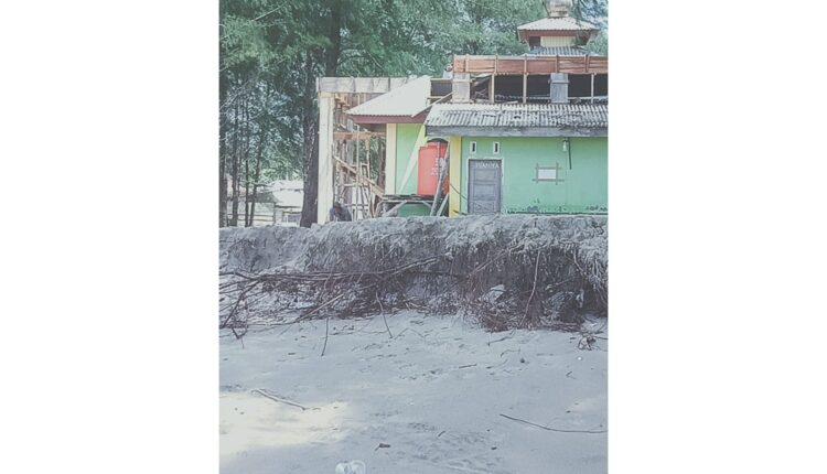 MEMIRISKAN— Beginilah kondisi Muaro Jambu Punggasan yang dihantam abrasi pantai sepanjang 300 meter sangat memiriskan.