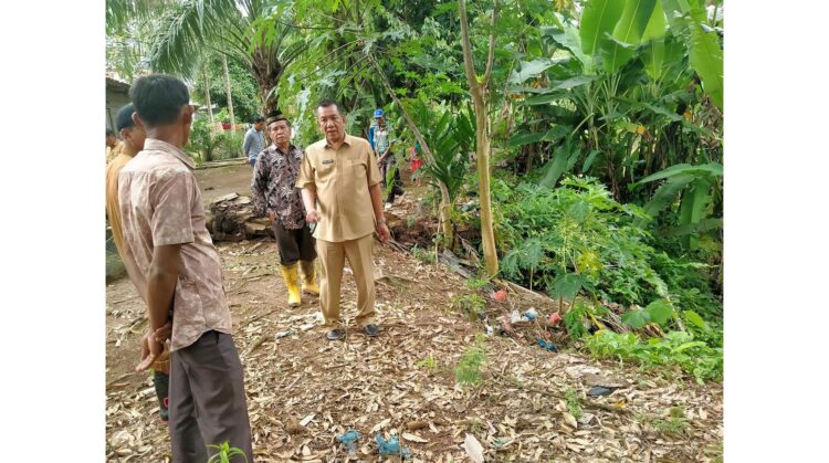 Bupati Pesisir Selatan, Rusma Yul Anwar ketika melakukan kunjungan kerja ke daerah itu, Selasa (2/11).