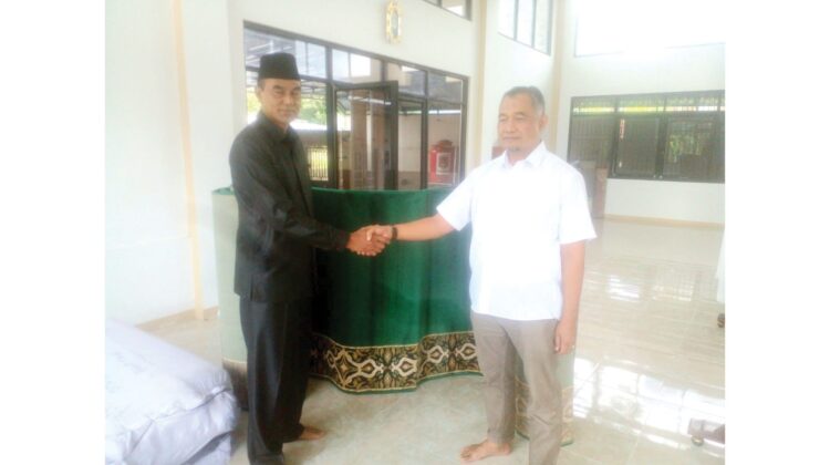 BANTUAN— Sebanyak 10 masjid dan mushalla di Kecamatan Guguk Panjang menerima bantuan karpet shalat dari anggota DPRD Kota Bukittinggi, Herman Sofyan.