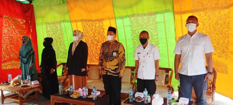 Anggota DPR RI Komisi VIII Lisda Hendrasjoni serahkan bantuan Rp. 60 juta ke TK RA Al Islam Durian 1 Kecamatan Barangin Kota Sawahlunto.
