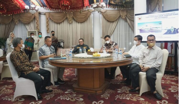 SILATURAHIM—Bupati Eka Putra menyampaikan, undangan  silaturahmi malam ini sebagai bentuk keseriusan Bupati, Wakil Bupati dan Pemerintah Daerah untuk mewujudkan jalan dua jalur Simpang Manunggal menuju Lubuk Batang.