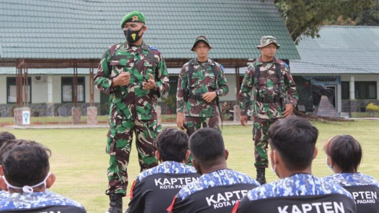 JADI KAPTEN— Puluhan pemuda tersebut ditempa, dilatih dan dibekali di Batalyon Infanteri 133/Yudha Sakti, di Air Tawar, Padang. Mereka tengah mengikuti Diklat Kader Pemuda Tangguh Bela Negara (Kapten) Kota Padang. 