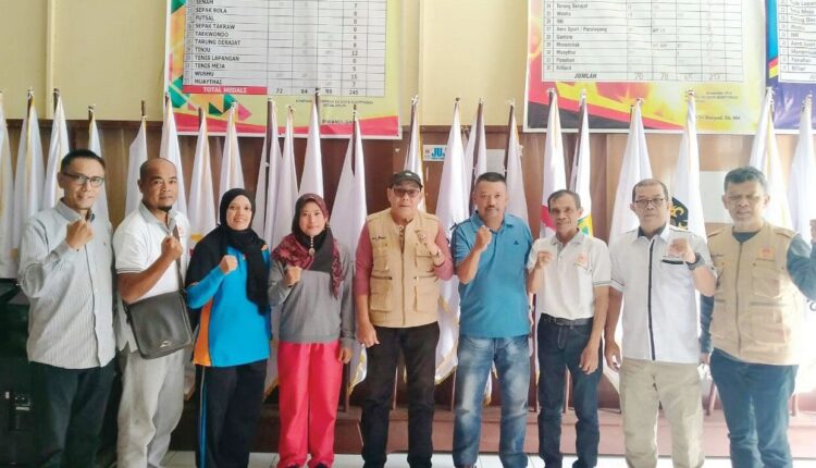 FOTO BERSAMA— KONI Kota Bukittinggi melaksanakan verifikasi sekaligus melakukan evaluasi terhadap kegiatan 40 cabang olahraga (cabor).