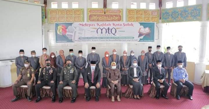 MTQ Sumbar XXIX, Pemko Solok Kirim 72 Orang Kafilah 1 DILEPAS— Wali Kota Solok Zul Elfian melepas rombongan kontingen kafilah MTQ Kota Solok ke MTQ Sumbar di Padangpanjang.