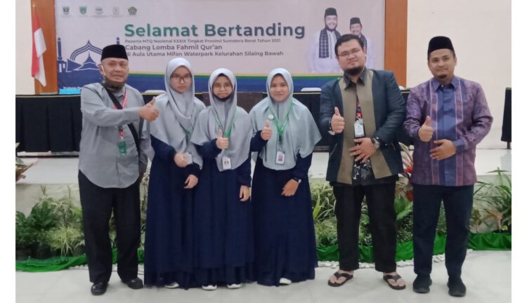 FOTO BERSAMA—Kafilah Tanahdatar foto bersama jelang berlaga.