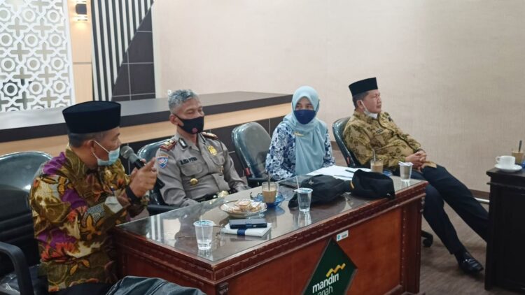 SOSIALISASI—Kakankemenag H. Syahrul bersama Kasat Binmas Polres Tanahdatar M. Eka Putra saat sosialisasi vaksin di jajaran Kemenag.