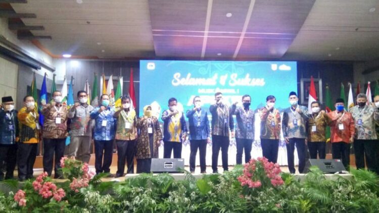 Wakil Wali Kota Pariaman, Mardison Mahyuddin didampingi Ibu Indriati  Mardison, menghadiri Pembukaan Musyawarah Komisariat Wilayah (Muskomwil) 1 Sumatera, Asosiasi Pemerintah Kota Seluruh Indonesia (APEKSI) di Aula Balaikota Banda Aceh Provinsi Aceh.